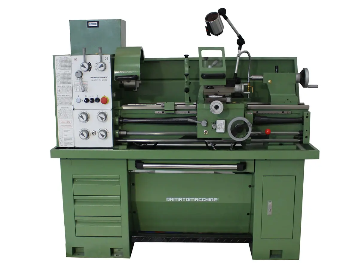 Torno universal semiprofesional Multitech de 910,38 con distancia entre centros de 910 mm, orificio de barra pasante de 38 mm alimentado por un motor monofásico de 3HP (versión trifásica disponible como opción)

