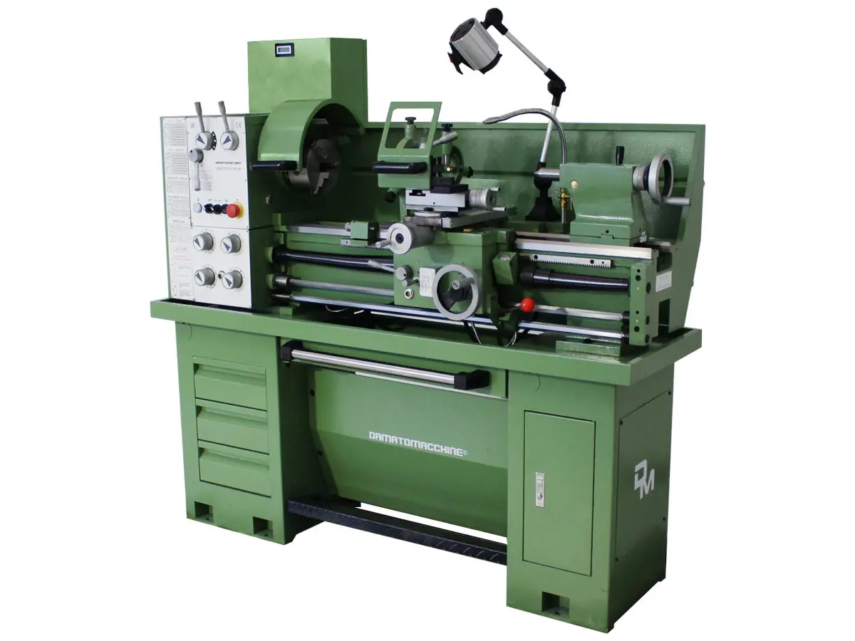 Torno universal semiprofesional Multitech de 910,38 con distancia entre centros de 910 mm, orificio de barra pasante de 38 mm alimentado por un motor monofásico de 3HP (versión trifásica disponible como opción)

